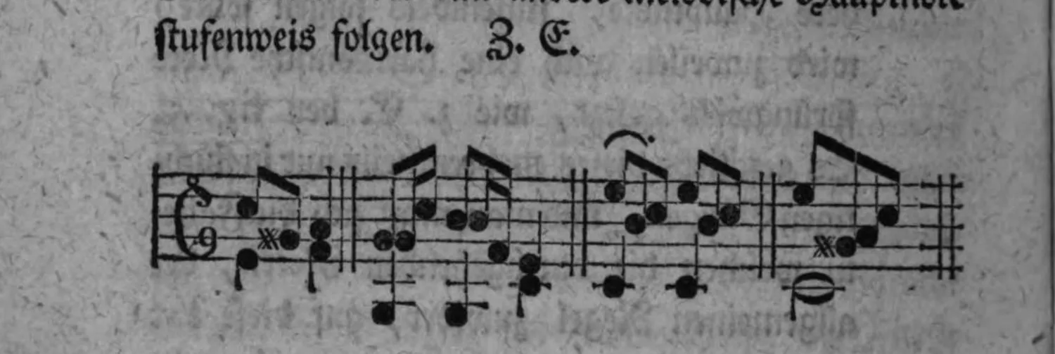 Notenbeyspiel: Notenbeyspiel im Violin- und Baßschlüssel mit chromatischen Vorzeichen (x), das sprungweise Fortschreiten von der Hauptnote zur durchgehenden Note mit anschließend stufenweiser Fortsetzung illustrierend